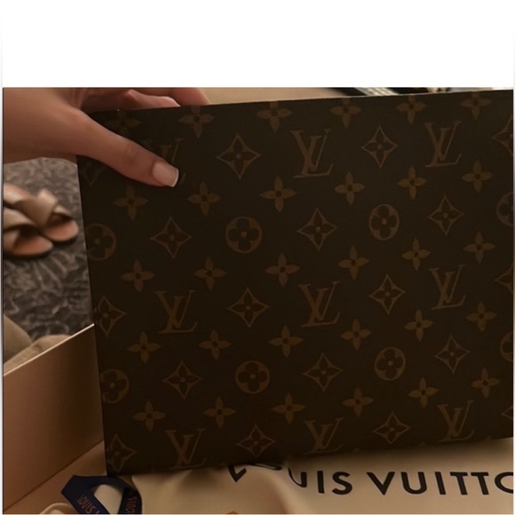 Louis Vuitton toiletry pouch 26. - Picture 2 of 5